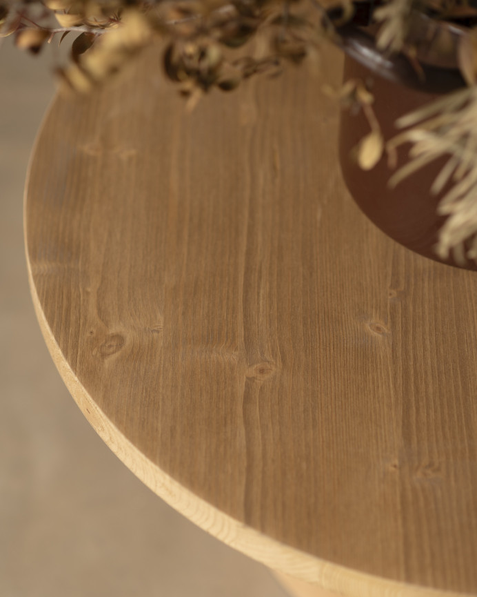 Table basse ronde en bois massif teinte chêne moyen avec pieds en microciment teinte terracotta en différentes tailles