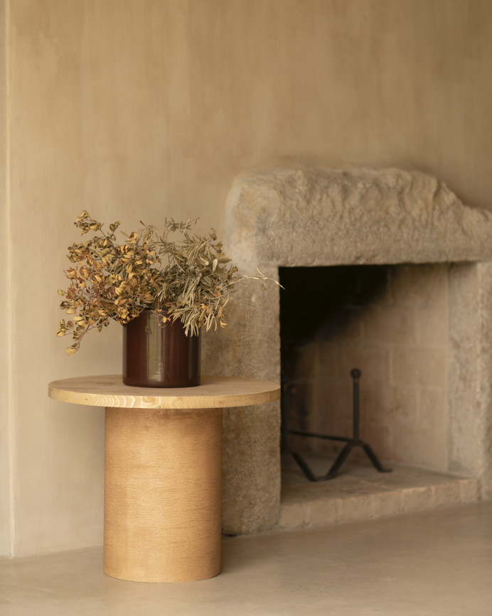 Table basse ronde en bois massif teinte chêne moyen avec pieds en microciment teinte terracotta en différentes tailles