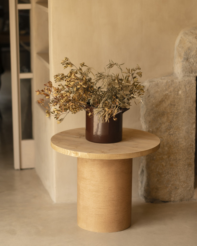 Table basse ronde en bois massif teinte chêne moyen avec pieds en microciment teinte terracotta en différentes tailles