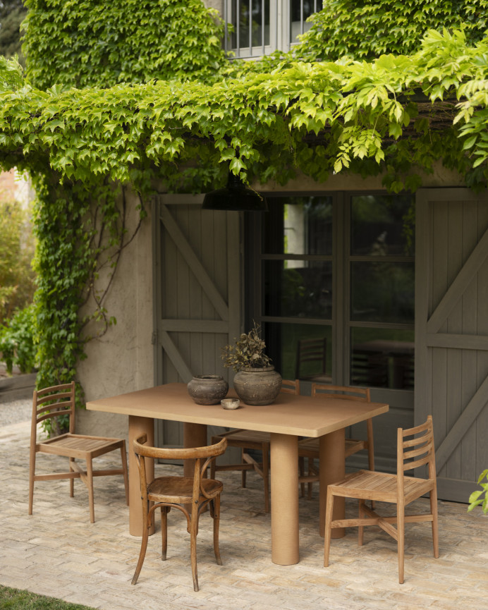 Table de salle à manger rectangulaire en microciment de teinte terracotta disponible en différentes tailles