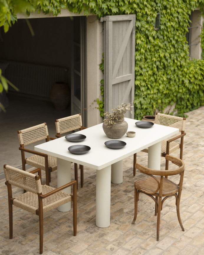 Table de salle à manger rectangulaire en microciment de teinte blanc cassé disponible en différentes tailles