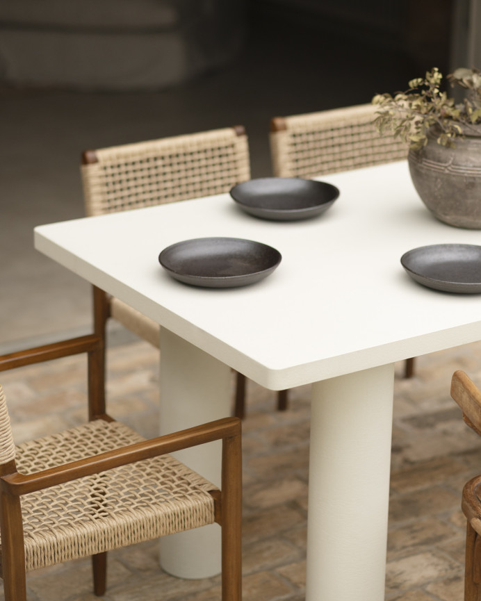 Table de salle à manger rectangulaire en microciment de teinte blanc cassé disponible en différentes tailles