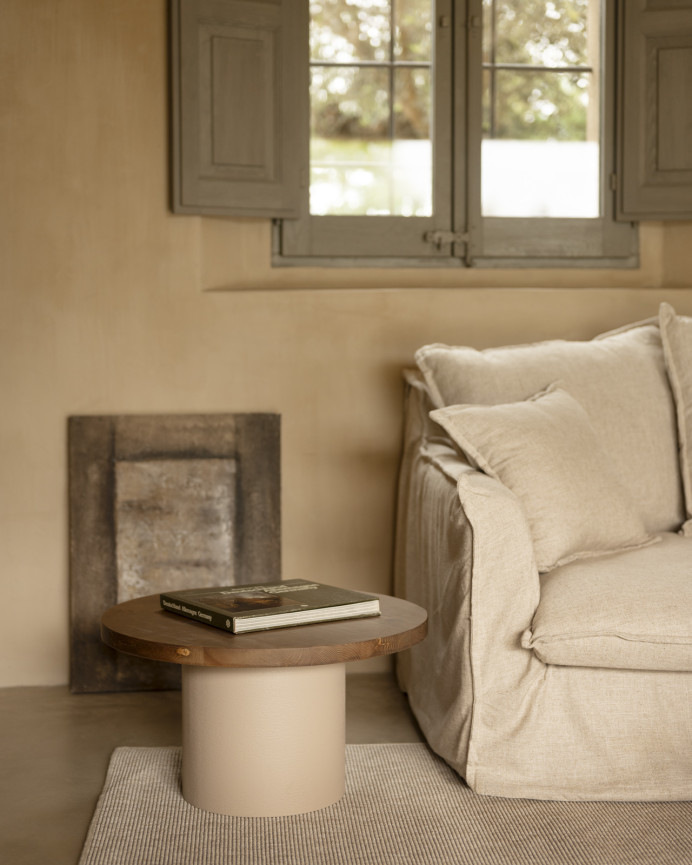 Table basse ronde en bois massif teinte chêne foncé avec pieds en microciment teinte terre disponible en différentes tailles