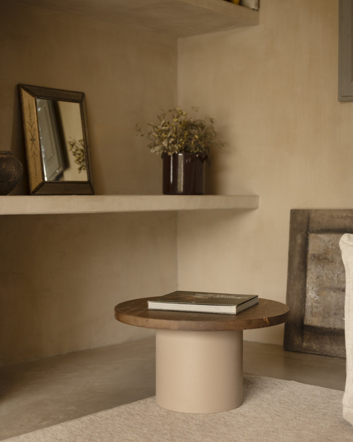 Table basse ronde en bois massif teinte chêne foncé avec pieds en microciment teinte terre disponible en différentes tailles