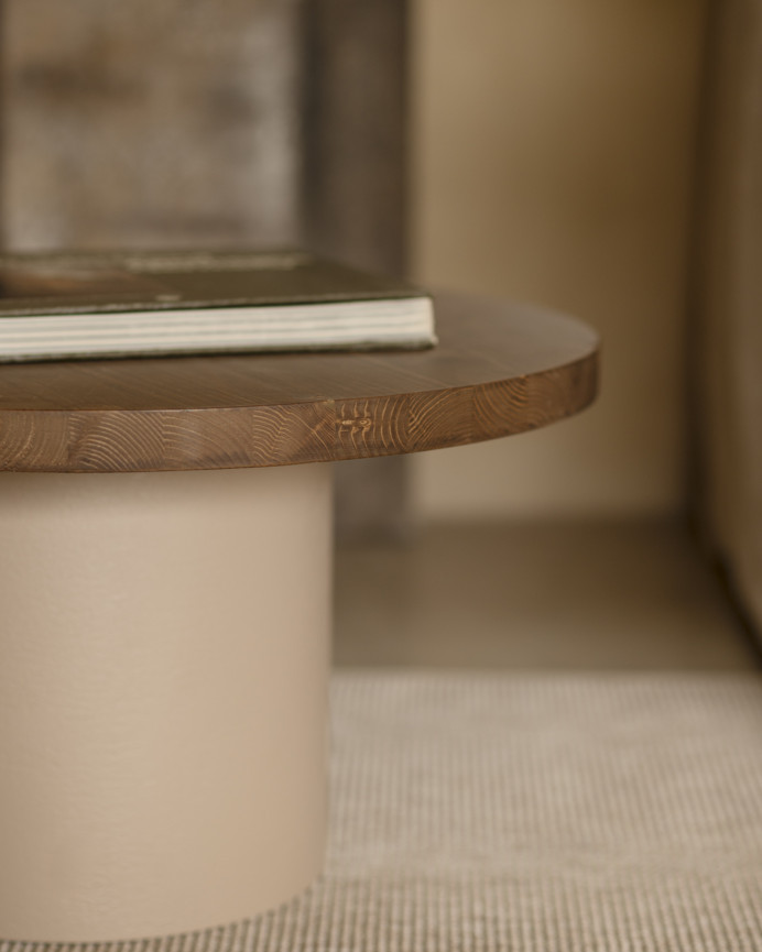 Table basse ronde en bois massif teinte chêne foncé avec pieds en microciment teinte terre disponible en différentes tailles