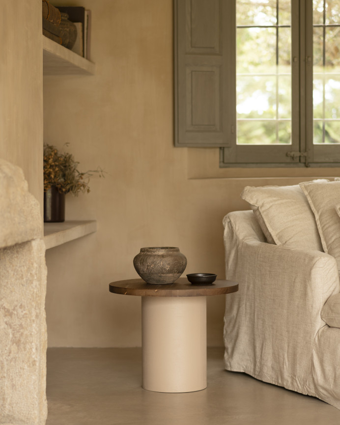 Table basse ronde en bois massif teinte chêne foncé avec pieds en microciment teinte terre disponible en différentes tailles