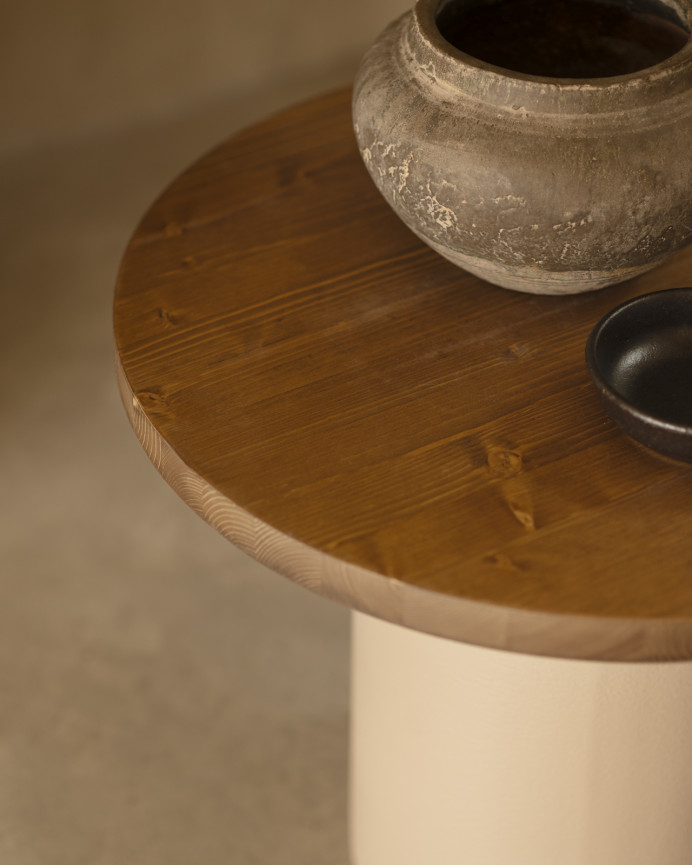 Table basse ronde en bois massif teinte chêne foncé avec pieds en microciment teinte terre disponible en différentes tailles
