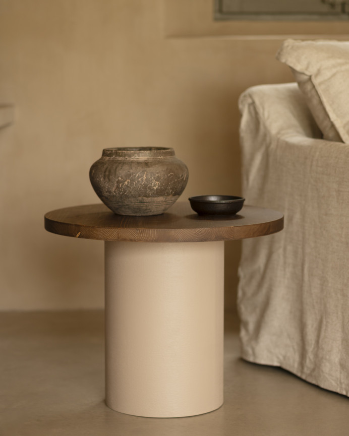 Table basse ronde en bois massif teinte chêne foncé avec pieds en microciment teinte terre disponible en différentes tailles