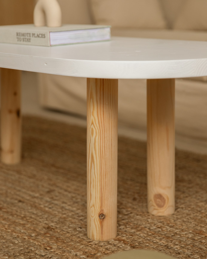 Table basse ovale en bois massif avec plateau en teinte blanche et pieds en teinte naturelle de 40x120cm