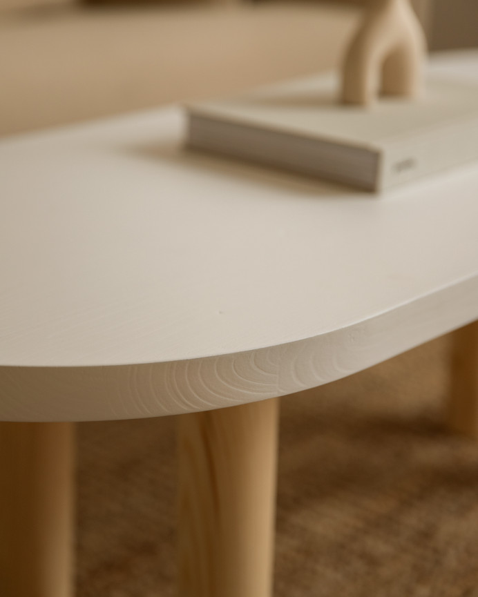 Table basse ovale en bois massif avec plateau en teinte blanche et pieds en teinte naturelle de 40x120cm