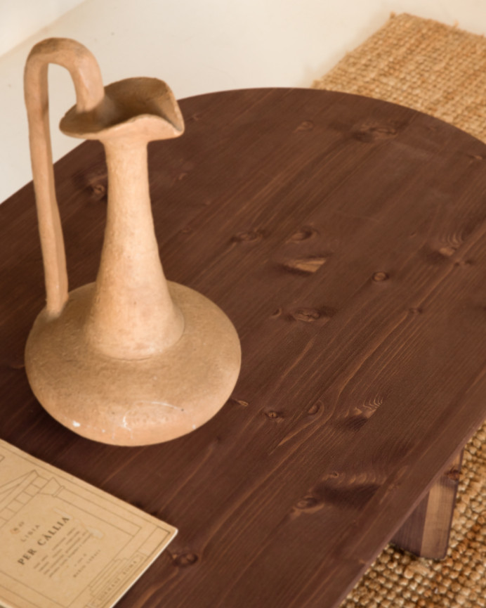 Table basse ovale en bois massif ton noyer en différentes tailles