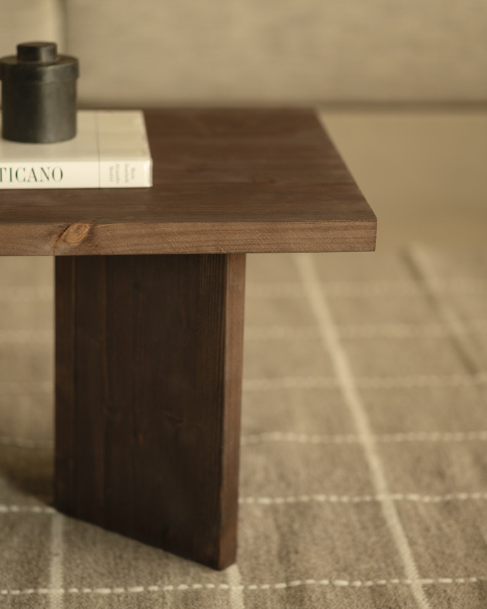 Table basse en bois massif en ton noyer 120x55cm