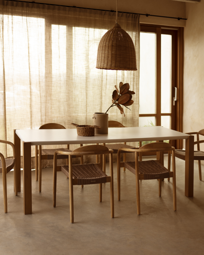 Table de salle à manger rectangulaire en effet mat blanc cassé et pieds en bois de peuplier en différentes tailles.