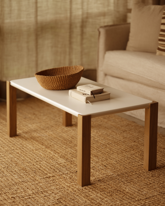 Table basse rectangulaire en effet mat blanc cassé et pieds en bois de peuplier en différentes tailles.