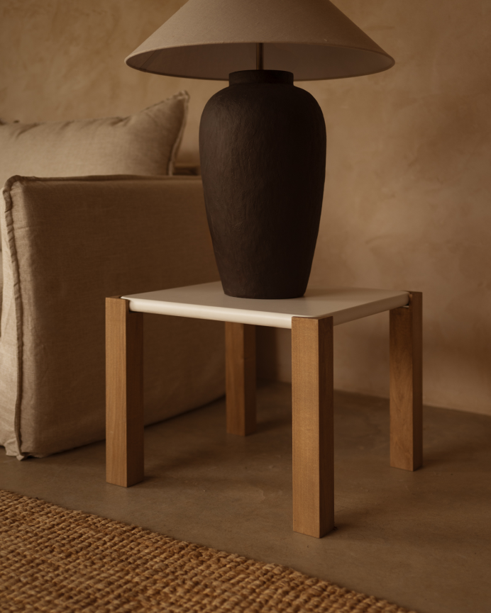 Table d'appoint carrée en effet mat blanc cassé et pieds en bois de peuplier en différentes tailles.