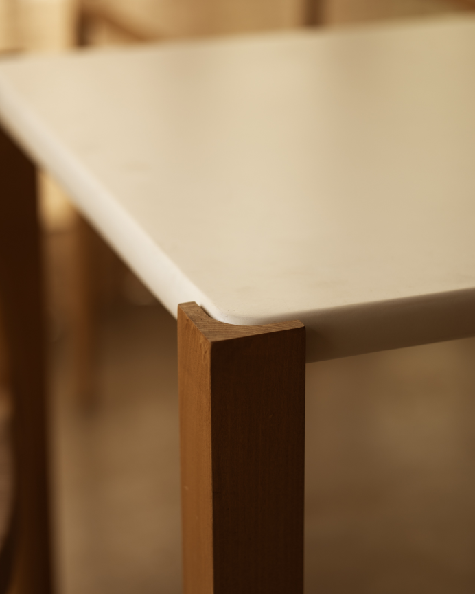 Table de salle à manger rectangulaire en effet mat blanc cassé et pieds en bois de peuplier en différentes tailles.