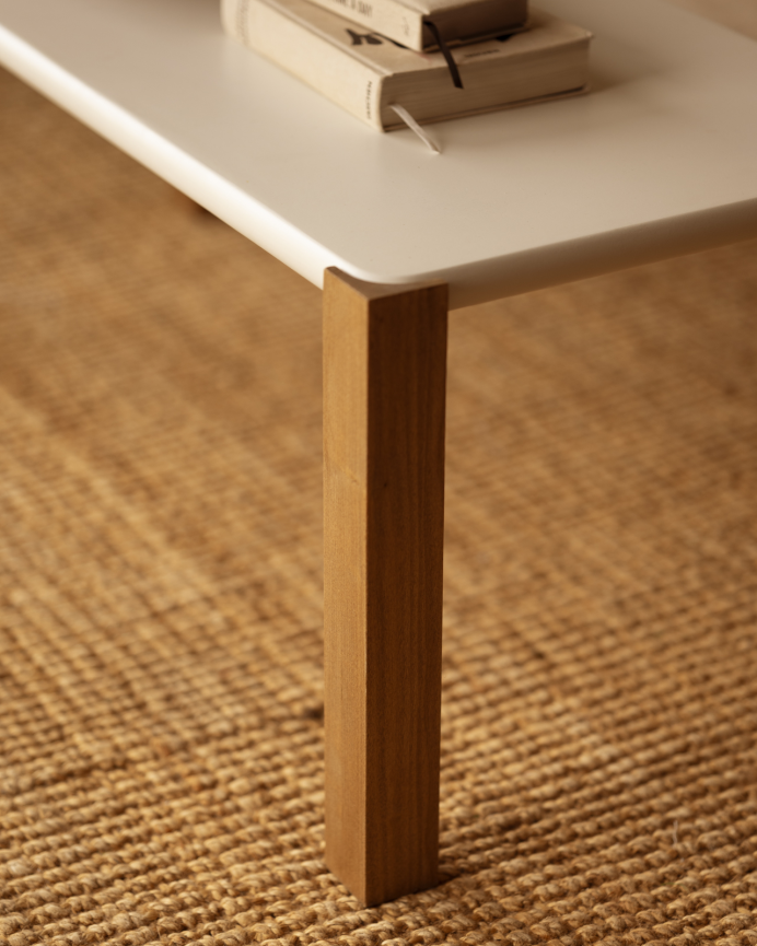 Table basse rectangulaire en effet mat blanc cassé et pieds en bois de peuplier en différentes tailles.