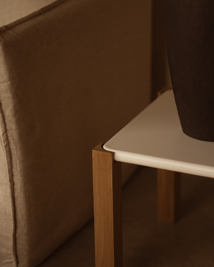 Table d'appoint carrée en effet mat blanc cassé et pieds en bois de peuplier en différentes tailles.