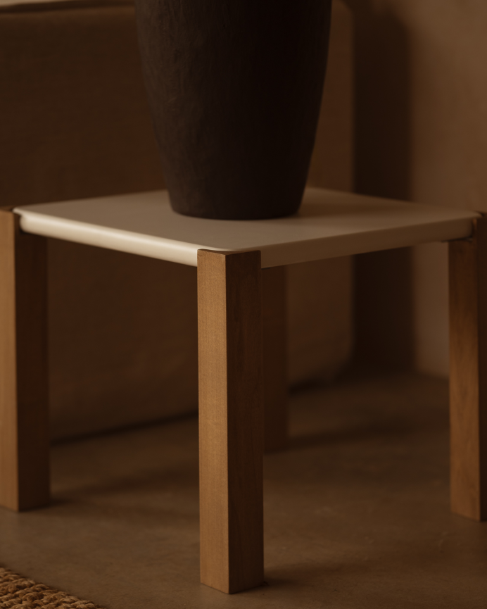 Table d'appoint carrée en effet mat blanc cassé et pieds en bois de peuplier en différentes tailles.