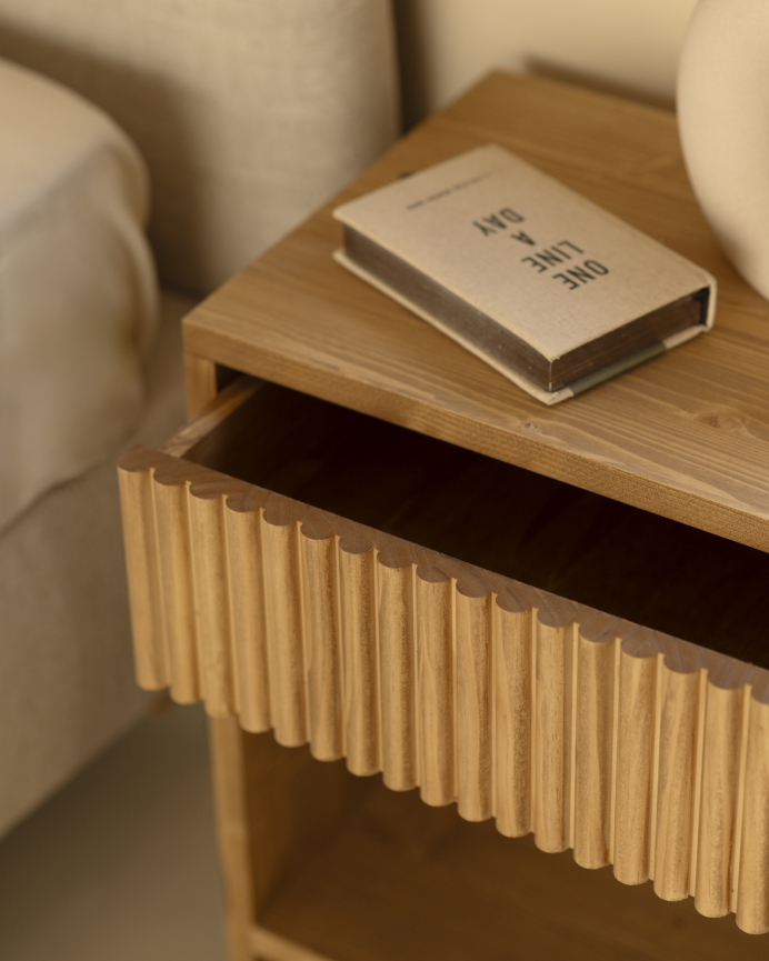 Table de chevet en bois massif avec un tiroir en ton chêne moyen en différentes tailles