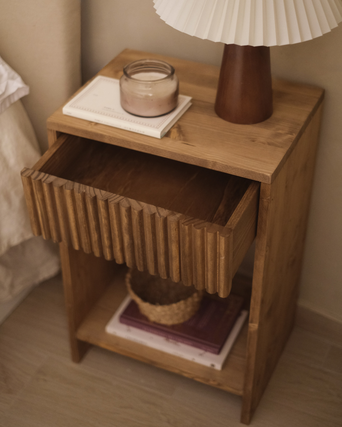 Table de chevet en bois massif avec un tiroir en ton chêne foncé en différentes tailles