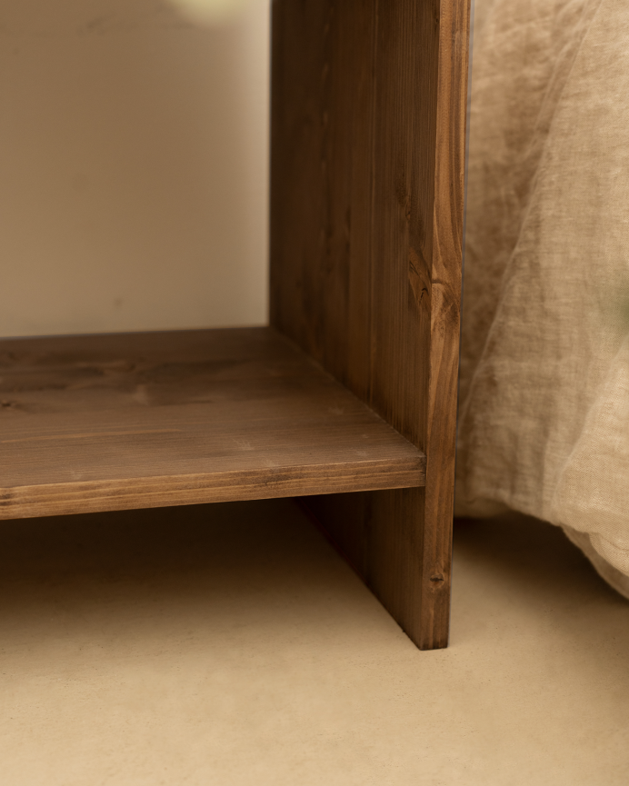 Table de chevet en bois massif avec un tiroir en chêne foncé en différentes tailles