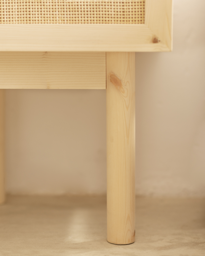 Table de chevet en bois massif et raphia avec un tiroir ton naturel 40x45cm