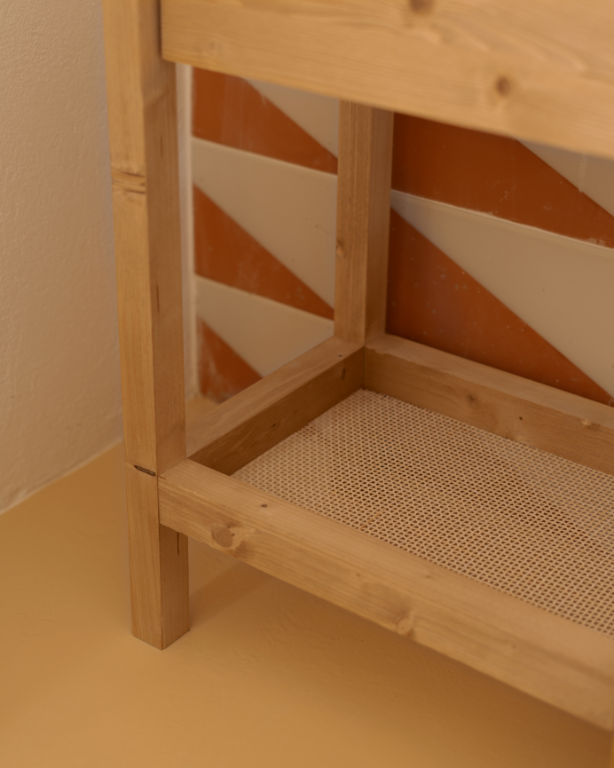 Table de chevet en bois massif avec un tiroir en teinte chêne moyen de 61x42cm