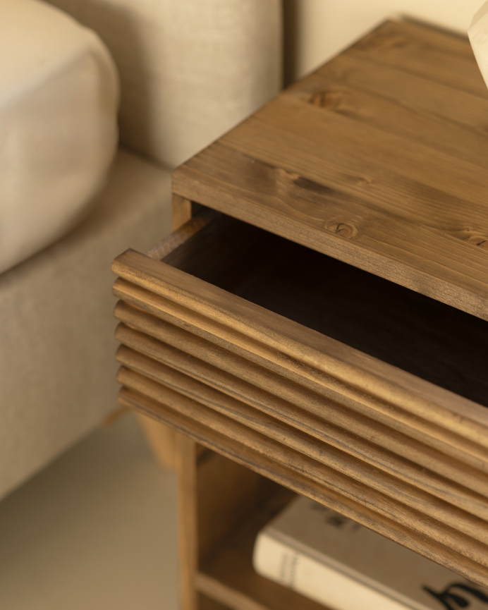 Table de chevet en bois massif avec un tiroir en ton chêne foncé en différentes tailles