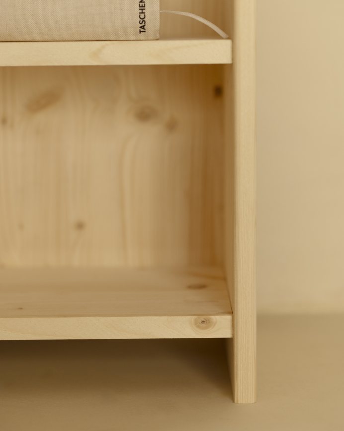 Table de chevet en bois massif en ton naturel de 50x42cm