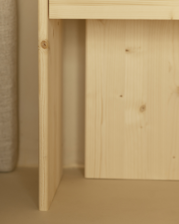 Table de chevet en bois massif en ton naturel de 50x42cm