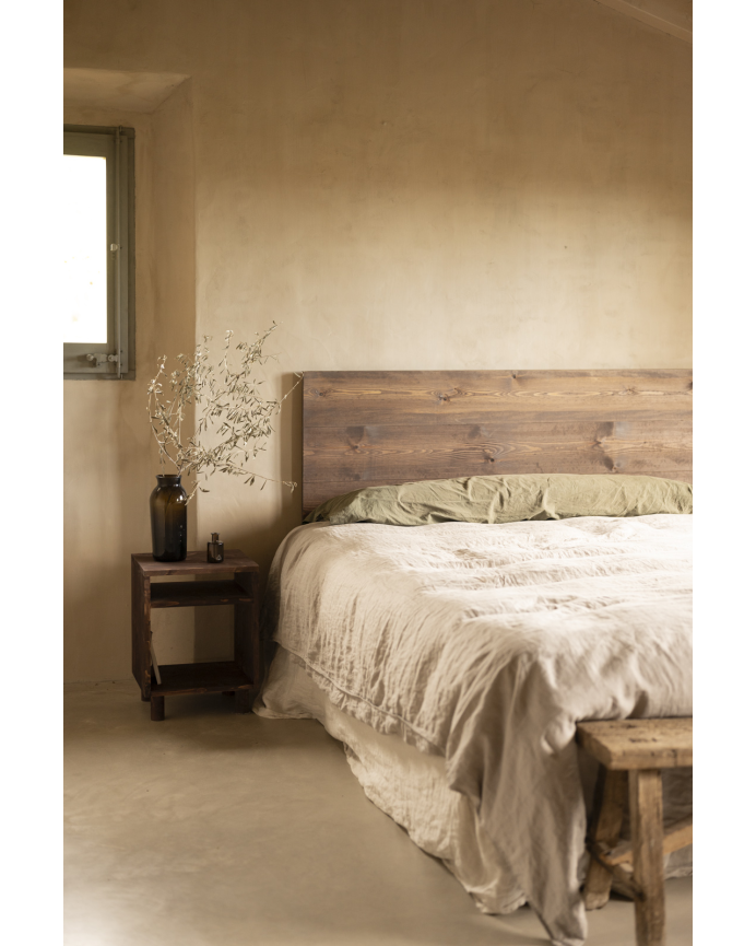 Table de chevet en bois massif ton noyer 51x32cm
