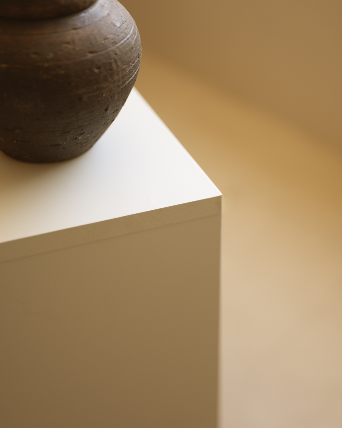 Étagère en bois laqué ton beige avec 1 étagères