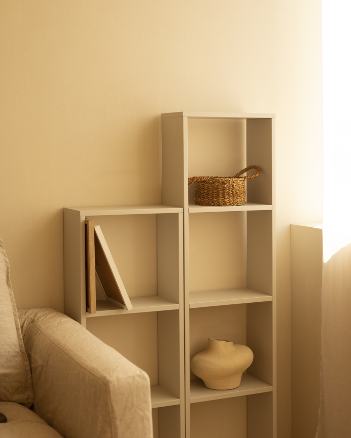 Étagère en bois laqué ton beige avec 3 étagères