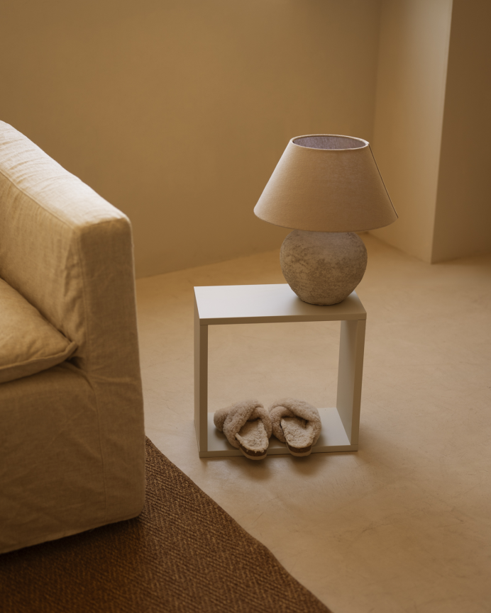 Étagère en bois laqué ton beige