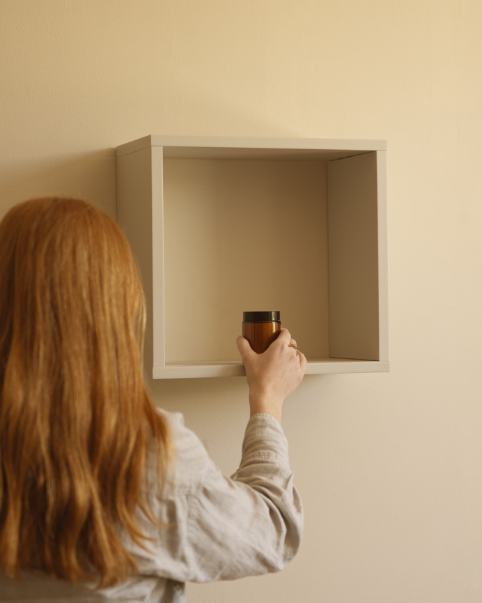 Étagère en bois laqué ton beige