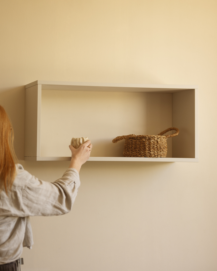 Mobilier d'appoint en bois laqué ton beige