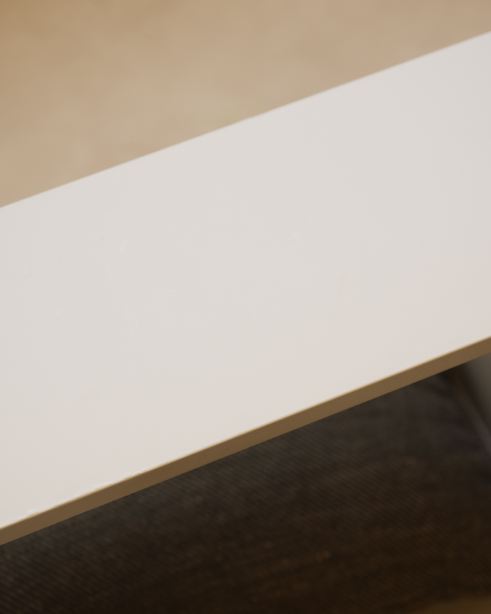Mobilier d'appoint en bois laqué ton beige