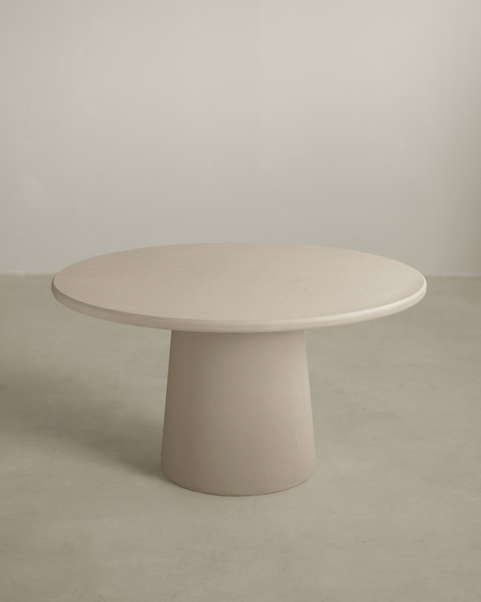Table de salle à manger ronde en microciment ton beige en différentes tailles