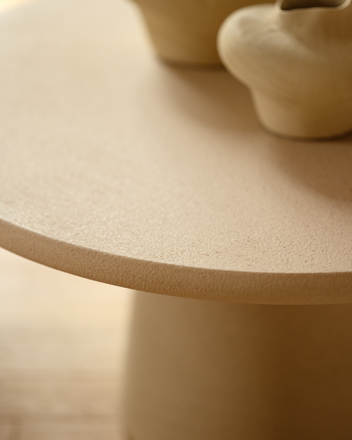Table basse ronde en microciment ton beige en différentes tailles