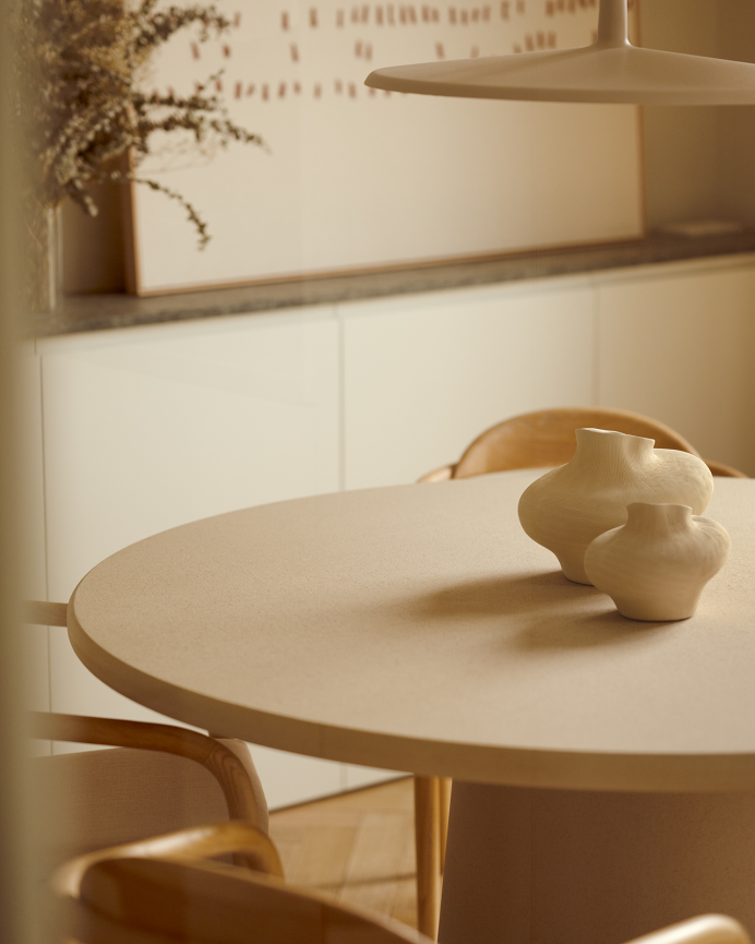 Table de salle à manger ronde en microciment ton beige en différentes tailles