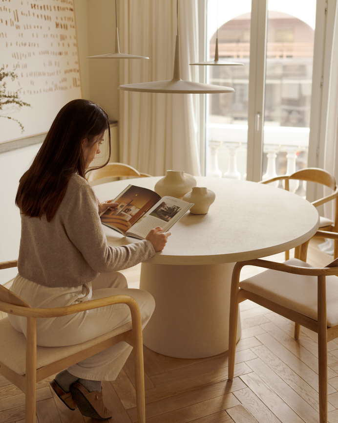 Table de salle à manger ronde en microciment ton beige en différentes tailles