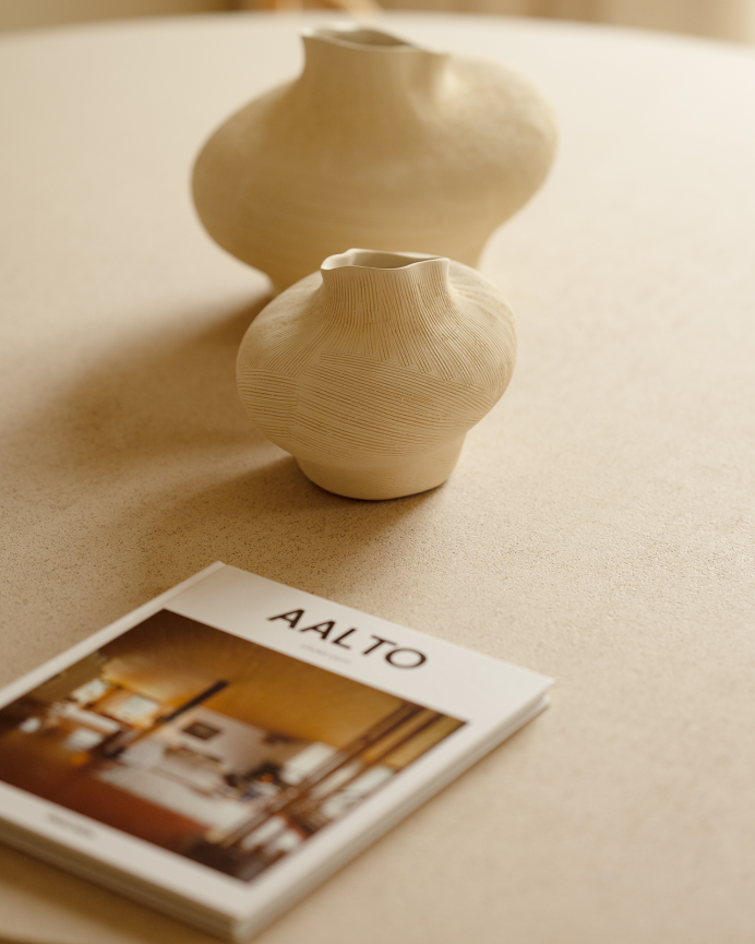 Table de salle à manger ronde en microciment ton beige en différentes tailles