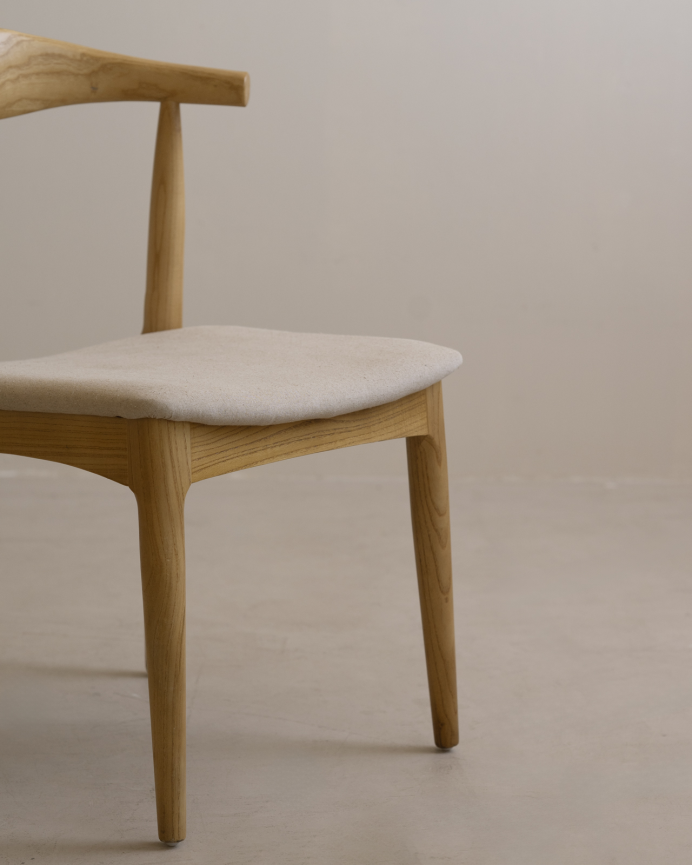 Chaise en bois d'orme de ton naturel y assise rembourrée couleur beige de 79x49cm