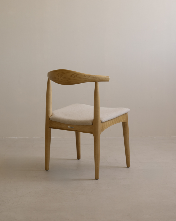 Chaise en bois d'orme de ton naturel y assise rembourrée couleur beige de 79x49cm