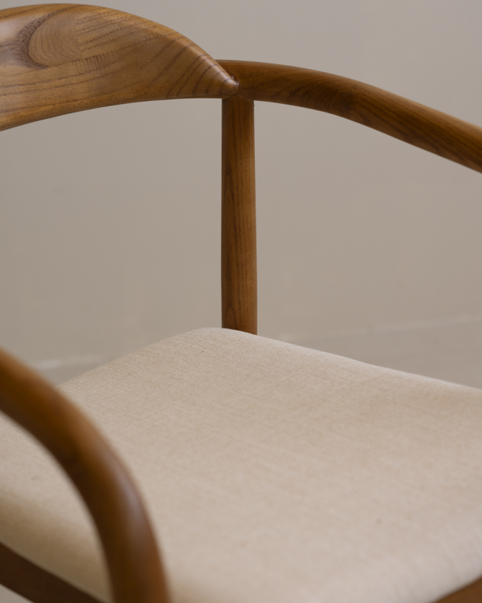 Chaise en bois d'orme de ton chêne foncé y assise rembourrée couleur beige de 78x58cm