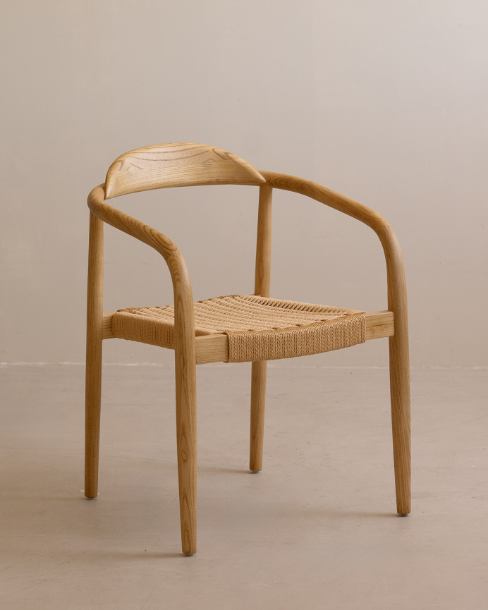 Chaise en bois d'orme et assise en corde tressée de ton naturel de 78x58cm