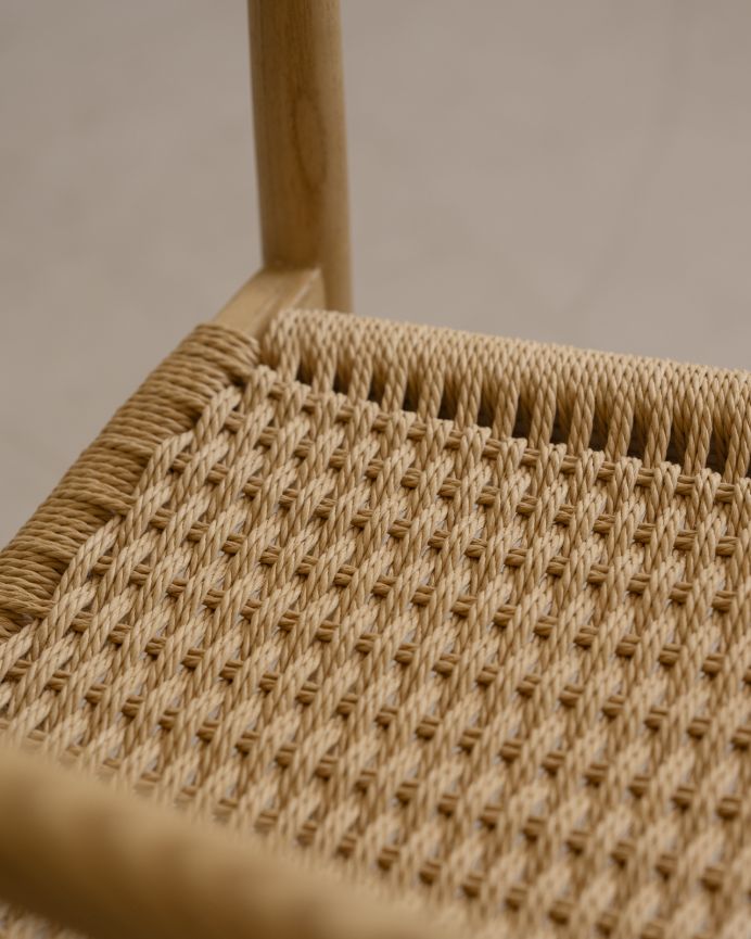 Chaise en bois d'orme et assise en corde tressée de ton naturel de 78x58cm