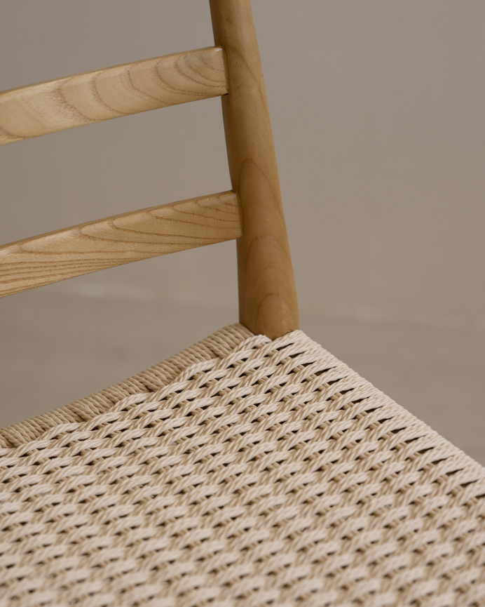 Chaise en bois d'orme et assise en corde tressée de ton blanc de 80x47cm