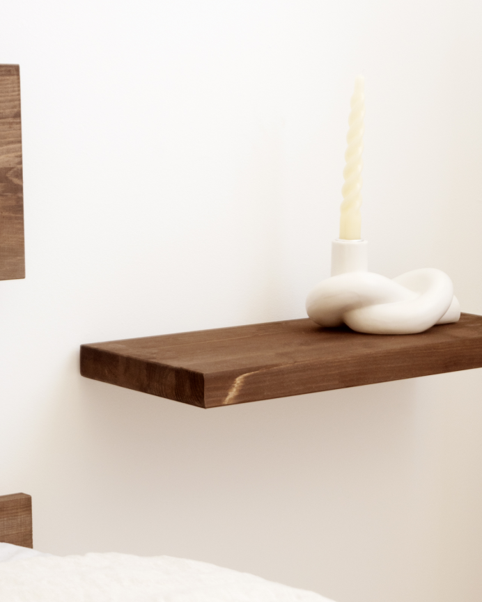 Pack de 2 tables de chevet en bois massif flottantes ton noyer de 45cm